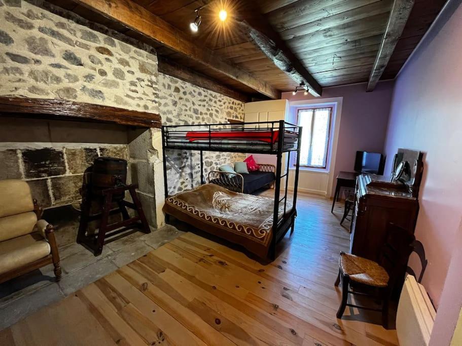 Gite A La Ferme Au Coeur De L'Auvergne Saint-Hippolyte  Exterior photo