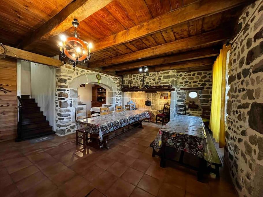 Gite A La Ferme Au Coeur De L'Auvergne Saint-Hippolyte  Exterior photo