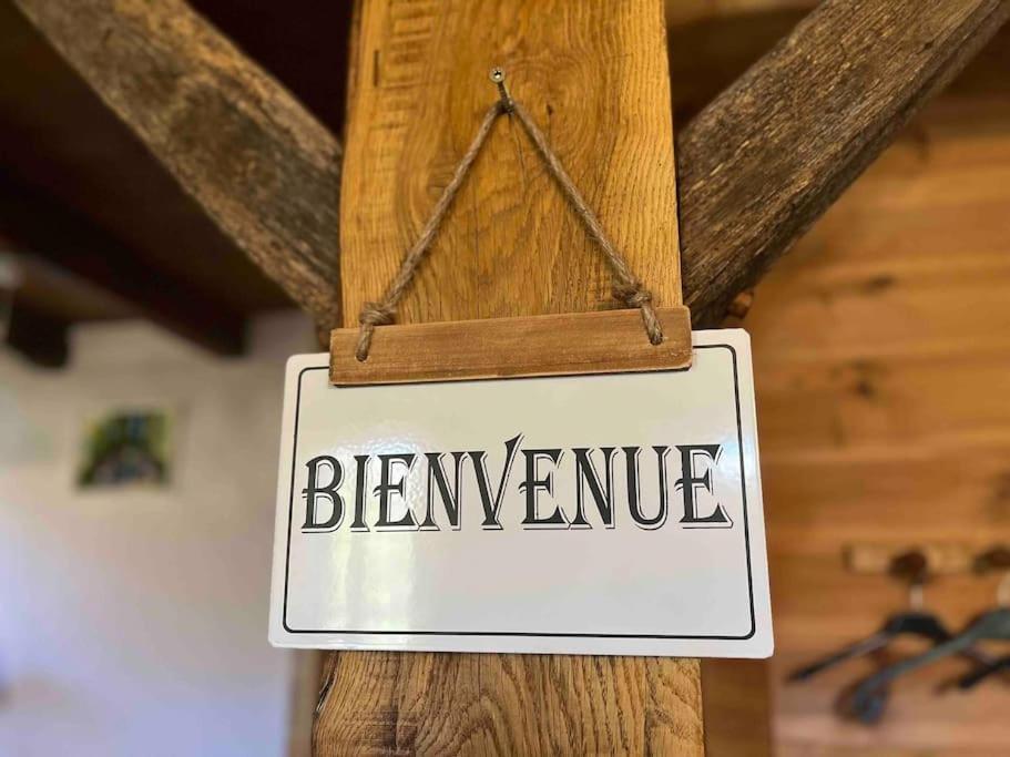Gite A La Ferme Au Coeur De L'Auvergne Saint-Hippolyte  Exterior photo