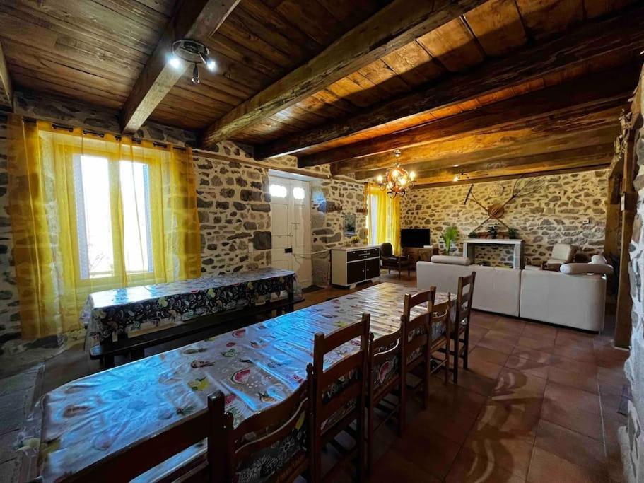 Gite A La Ferme Au Coeur De L'Auvergne Saint-Hippolyte  Exterior photo