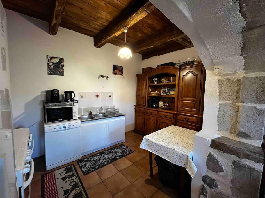 Gite A La Ferme Au Coeur De L'Auvergne Saint-Hippolyte  Exterior photo