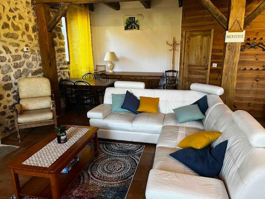 Gite A La Ferme Au Coeur De L'Auvergne Saint-Hippolyte  Exterior photo