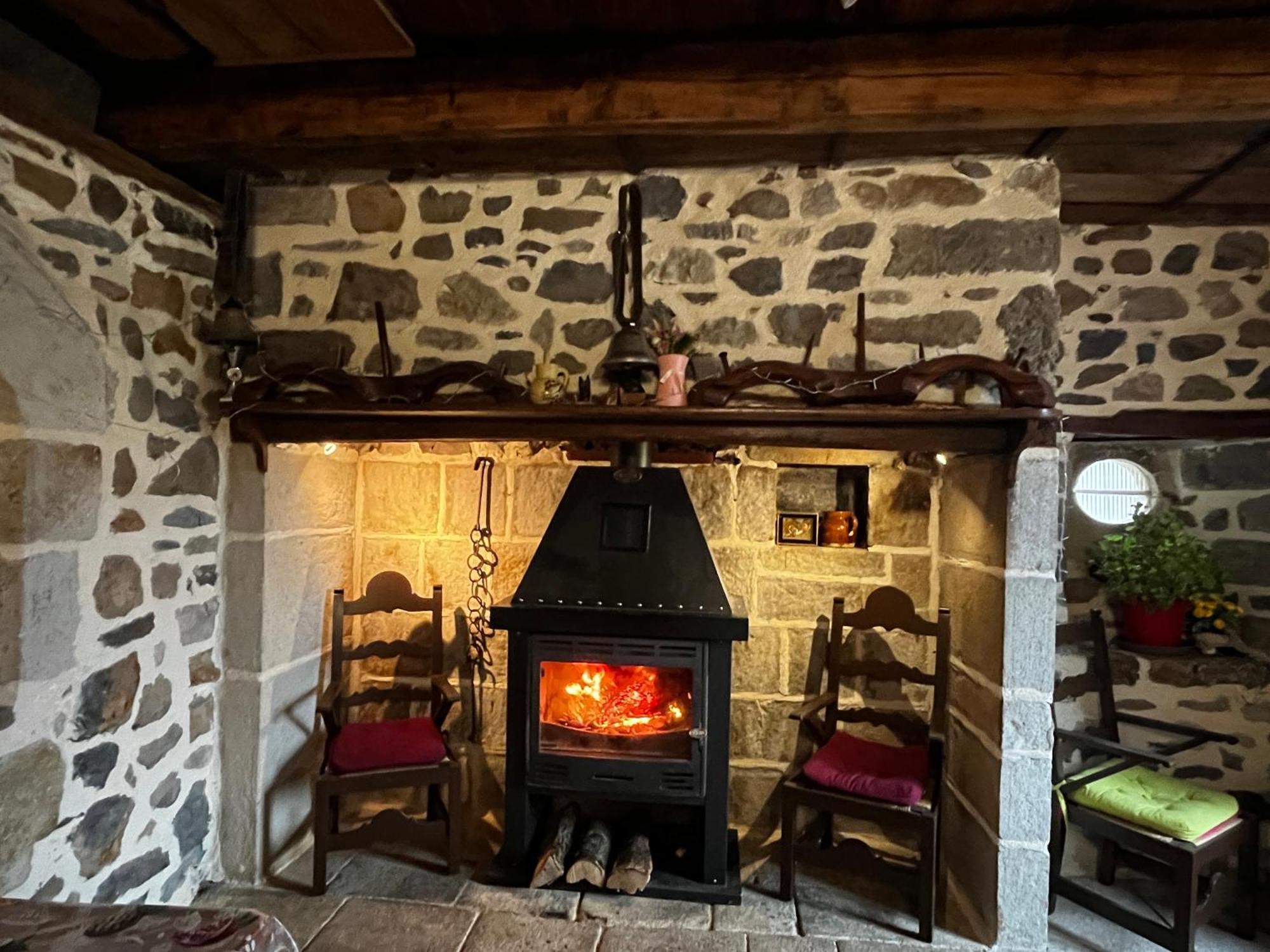 Gite A La Ferme Au Coeur De L'Auvergne Saint-Hippolyte  Exterior photo